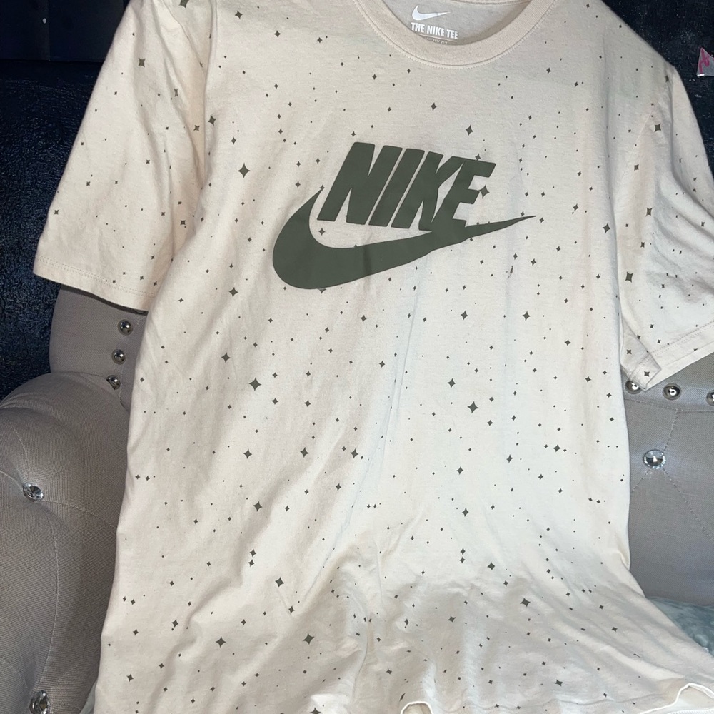 Nike medium graphic tee shirt creme color and green